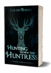 Buchcover Mock-up auf einem Taschenbuch. Ein stilisierter Hirschkopf vor dem Hintergrund dunkler Blätter. Autor: Sarah Baines Titel: Hunting down the Huntress Reihe: The Prophecy of Destiny and Time 3