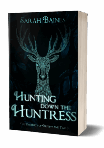 Buchcover Mock-up auf einem Taschenbuch. Ein stilisierter Hirschkopf vor dem Hintergrund dunkler Blätter. Autor: Sarah Baines Titel: Hunting down the Huntress Reihe: The Prophecy of Destiny and Time 3